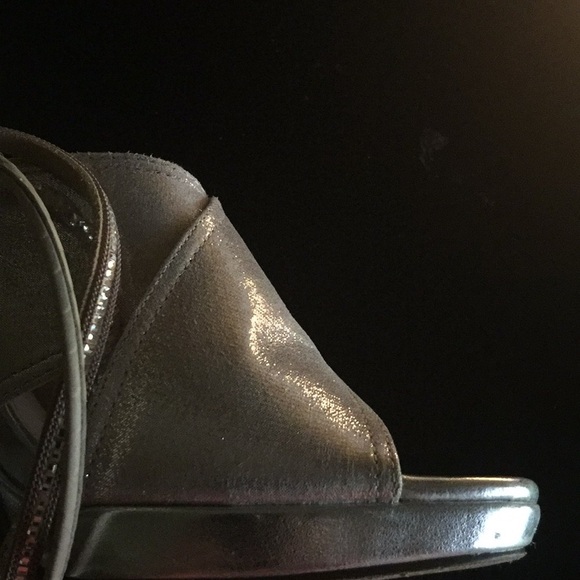 💲🔻 Brushed  Silver Sophisticated Platform 👡 Heels - Picture 3 of 6